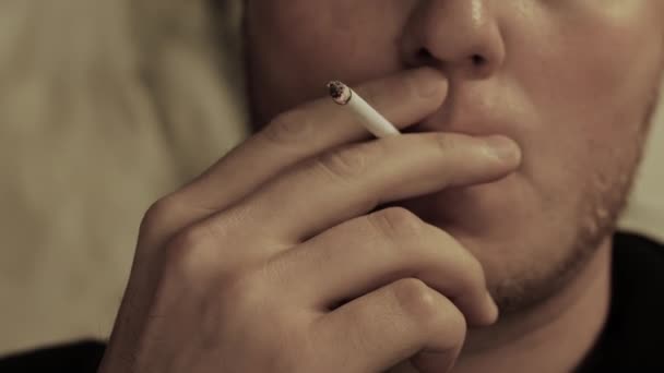 Měkký Zaostřený Muž Kouří Cigaretu Vdechuje Tabákový Kouř Plic — Stock video