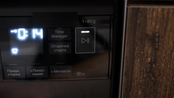 Başlat Düğmesine Bas Çamaşır Makinesindeki Dokunmatik Başlatma Düğmesine Basıyorum — Stok video