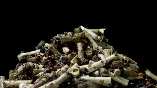 Siyah Arka Planda Tütsülenmiş Sigara Sigara Izmaritleri Masada Tütsülenmiş Sigara — Stok video