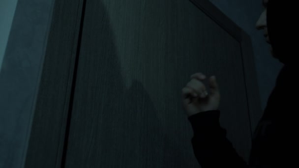 Мужчина Стучится Дверь Ужасов Молодой Человек Стучится Дверь Кулаком Темноте — стоковое видео