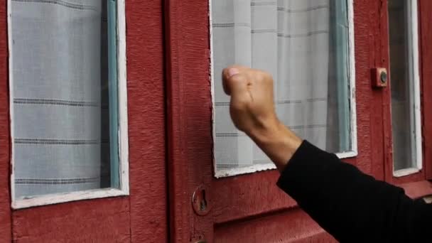 Großaufnahme Die Hand Eines Älteren Mannes Klopft Eine Alte Tür — Stockvideo