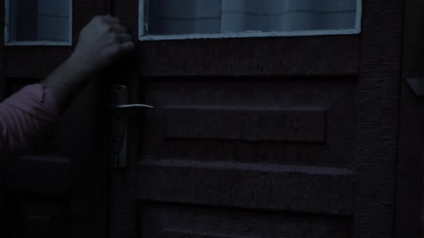 Hand Van Een Jongeman Klopt Het Donker Een Oude Dorpsdeur — Stockvideo
