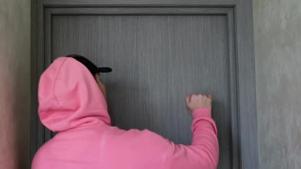 Młody Mężczyzna Różowej Bluzie Puka Drewnianych Drzwi Wizyta Mężczyzna Puka — Wideo stockowe