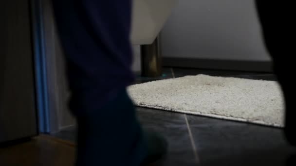 Homem Vai Banheiro Para Corrigir Necessidade Adenoma Próstata Homem Urina — Vídeo de Stock