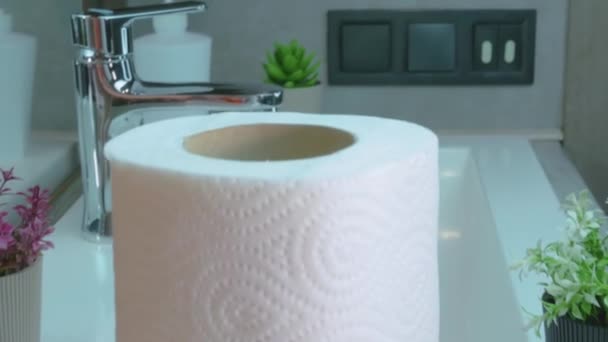 Eine Rolle Weißes Toilettenpapier Badezimmer Rotiert Auf Einem Plattenteller Nahaufnahme — Stockvideo