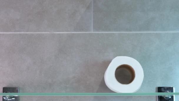 浴室のガラス棚の上のトイレットペーパーのロール — ストック動画