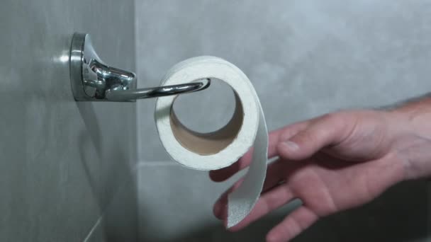 Man Gebruikt Papier Roll Papier Een Houder Het Toilet — Stockvideo