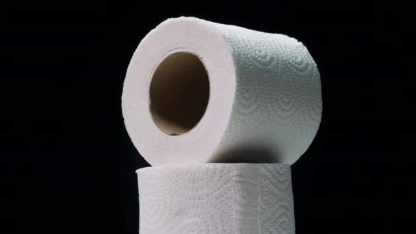 Otočení Role Toaletního Papíru Černém Pozadí Koncept Kvalitního Toaletního Papíru — Stock video