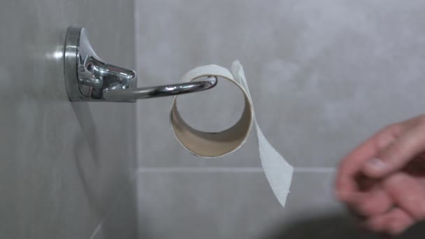 厕所里的厕纸纸卷是空的或者已经用完了 男人打开卫生纸 — 图库视频影像