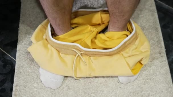Mężczyzna Porusza Nogami Siedząc Toalecie Facet Toalecie Zdejmuje Spodnie Problemy — Wideo stockowe