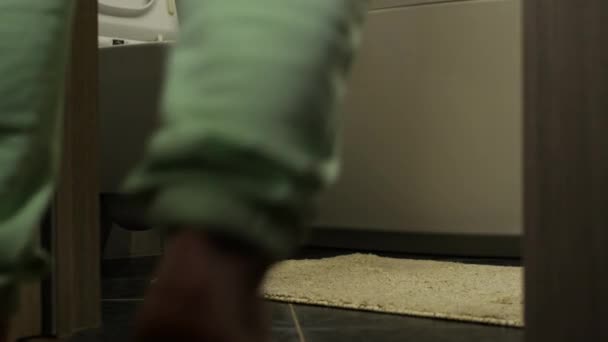 Problemy Gruczolakiem Prostaty Częste Oddawanie Moczu Przez Mężczyznę Biegnij Toalety — Wideo stockowe