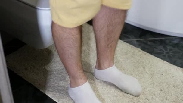彼の手の中にトイレットペーパーを持つトイレの男は トイレの屋台に座っている トイレの男はズボンを脱いでいる ヒトの直腸の問題 下痢の感じ — ストック動画
