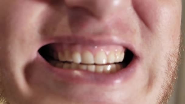 男人通过放大镜展示完美的白牙 健康的洁白整齐的牙齿的概念 矫正后露出牙齿的鬼脸 去看牙医 — 图库视频影像