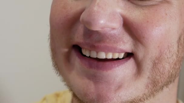 Omul Râde Fericit Drăguţ Zâmbet Masculin Aproape Omul Demonstrează Dinţi — Videoclip de stoc