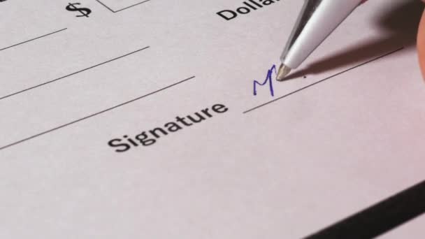Человек Ставит Свою Подпись Бумаге Чека Доллар Подписать Документ — стоковое видео