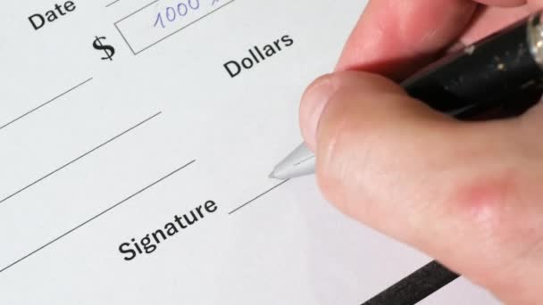 Человек Ставит Свою Подпись Бумаге Чека 1000 Долларов Подпишите Документ — стоковое видео