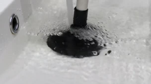 Zapchana Rura Ściekowa Przepychacz Oczyszcza Umywalkę Brudu Próżniowe Czyszczenie Umywalki — Wideo stockowe