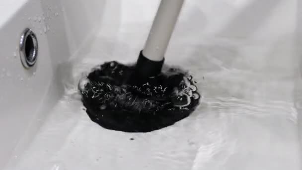 Limpeza Tubo Drenagem Enrolado Êmbolo Limpa Lavatório Sujeira Limpeza Vácuo — Vídeo de Stock