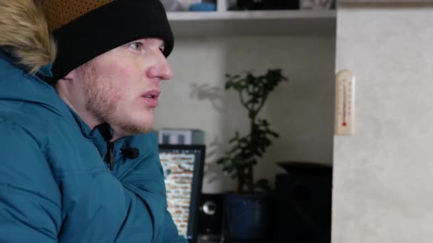 Ein Junger Mann Erfriert Hause Vor Kälte Der Mann Friert — Stockvideo