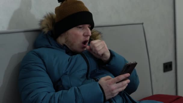 Genç Bir Adam Evde Soğuktan Donar Bir Adam Akıllı Telefondan — Stok video