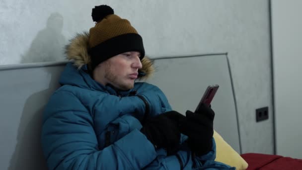 Genç Bir Adam Evde Soğuktan Donar Kışlık Eldivenli Bir Adam — Stok video