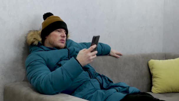 Uma Pessoa Congela Frio Casa Digitando Mensagens Furto Telefone Crise — Vídeo de Stock