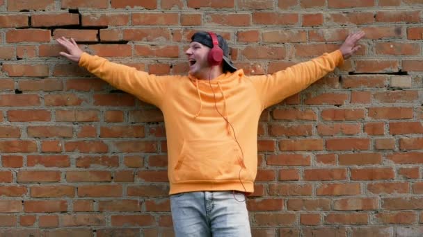 Щасливий Молодий Чоловік Светрі Навушниками Слухає Свою Улюблену Музику Танцює — стокове відео