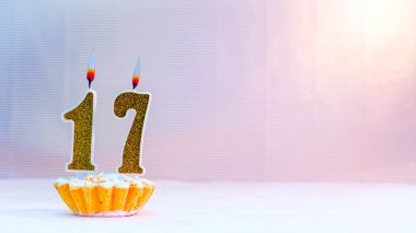 17 numaralı mumlardan mutlu yıllar sana. Mumlardan altın numaralar. Tatiller için tebrik ederim.