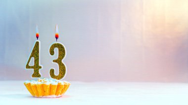 43 numaralı mumlardan mutlu yıllar sana. Her hangi bir bayramda tebrik etmek için mumlardan altın numaralar.