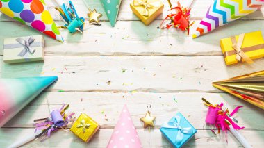 Beyaz panoların arka planında güzel renkli tebrik kartı Mutlu yıllar fotokopi alanı. Güzel süsler ve dekorasyonlar, şenlikli arka plan. Mutlu yıllar. 