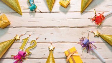 Beyaz panoların arka planında güzel renkli bir kart. Mutlu yıllar. Altın renkli fotokopi alanı. Güzel süsler ve altın renginde dekorasyonlar. Doğum günün kutlu olsun.