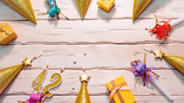  Beyaz panoların arka planında güzel renkli bir kart. Mutlu yıllar. Altın renkli fotokopi alanı. Güzel süsler ve altın renginde dekorasyonlar. Mutlu yıllar 42 numara.