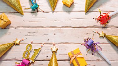 Beyaz panoların arka planında güzel renkli bir kart. Mutlu yıllar. Altın renkli fotokopi alanı. Güzel süsler ve altın renginde dekorasyonlar. Doğum günün kutlu olsun.