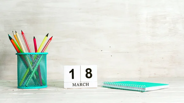 3月18日カレンダー 季節の日付の概念 ノートブックや月の日付を背景にバスケットに鉛筆 コピースペースカレンダーキューブ — ストック写真