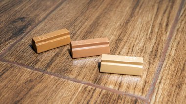 Döşeme kiremitleri için bir parça cila. Seramik fayans tamiri için balmumu. Dairede seramik döşeme parçaları var..