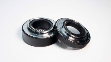 Beyaz arka planda kamera lensi adaptörü için makro fotoğraf halkası. Kamera için süngü