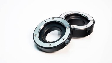 Beyaz arka planda kamera lensi adaptörü için makro fotoğraf halkası. Kamera için süngü