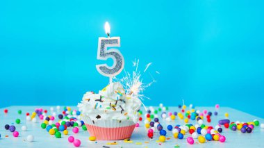 Mavi arka planda beş yaşında bir çocuğun doğum gününü kutluyoruz. Doğum günün kutlu olsun fotokopi alanı kartı. Kremalı pasta ile şenlikli arka plan