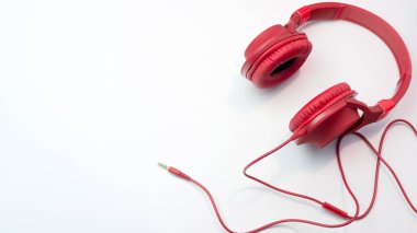 Kırmızı müzik kulaklıkları beyaz arkaplanda üst görünüm kopyalama alanı
