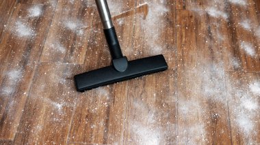 Topraktaki kiremitleri yakın çekim, dairedeki kirleri süpürme. Mutfak zeminine dökülen karışım.