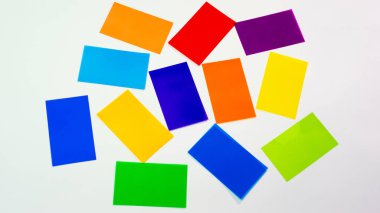 Çok renkli fotoğraf filtreleri için çok renkli üst görünüm. Fotoğraf makinesi flaşı için filtreler. Yaratıcı fotoğrafçılık ve aydınlatma ekipmanları için renk jeli filtreleri