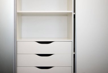 Sürgülü kapı sistemi olan beyaz gardırop, mobilya donanımı