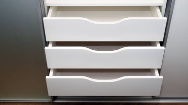 Depoda depolama için çekmeceler, ahlak sapları, beyazlar içinde modern bir gardırop, iç kısımda mobilyalar.