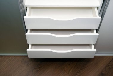 Dolapta depolamak için modern açık çekmeceler, ahlak sapları, beyazlar içinde modern bir gardırop, iç kısımda mobilyalar.