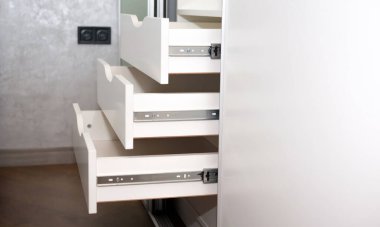  Ahlak sapı, modern dolap, iç slayt sisteminde mobilya olan bir dolapta modern açık çekmeceler.