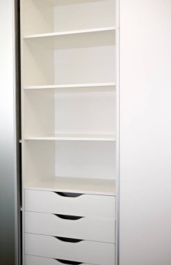Dolapta depo için çekmeceler ve raflar morfin saplı, modern gardırop, iç kısımda beyaz renkli mobilyalar.