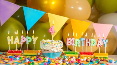 Dört yıl boyunca mumlu kremalı kek, dört yaşındaki bir çocuğa renkli kart, doğum günü pastası, mumlar ve doğum günü süslemeleri.