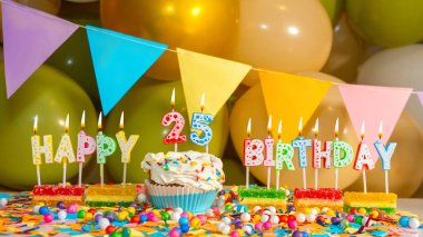 25 yaş için mumlu kek kremi, 25 yaş için doğum günü renkli kart, mumlu doğum günü pastası ve doğum günü süslemeleri.