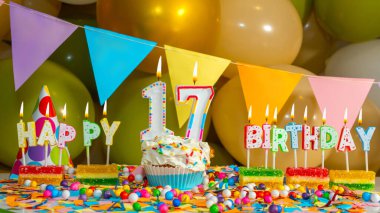 17 yaş için mumlu kremalı pasta, 17 yaş günü renkli kart, mumlu doğum günü pastası ve doğum günü süslemeleri.