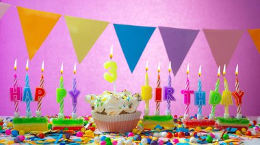 3 numaralı doğum günü kartı. Güzel pembe bir geçmişi olan on yaşındaki bir çocuğa mutlu yıllar. Mumlar kremalı pasta ile yanar..